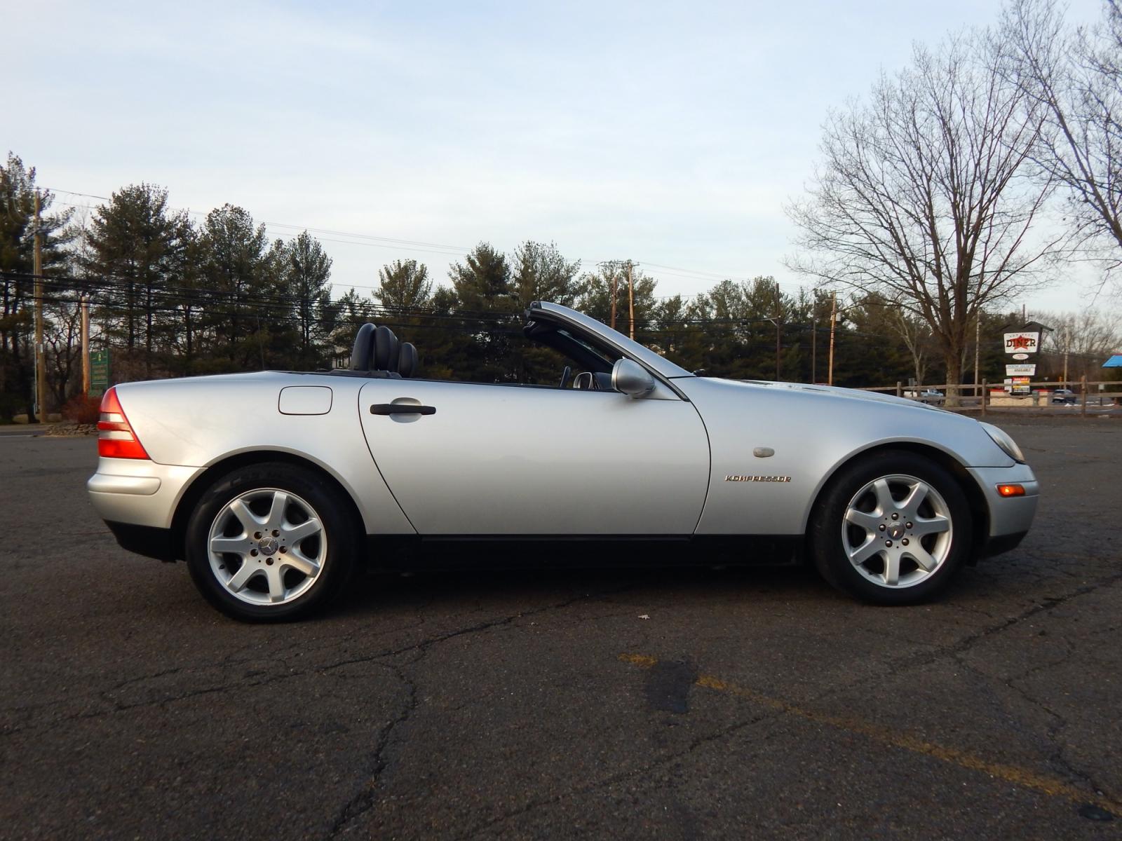 2000 Silver /Black Leather Mercedes-Benz SLK SLK230 (WDBKK47F2YF) with an 2.3L 4 cylinder supercharged engine, Automatic transmission, located at 6528 Lower York Road, New Hope, PA, 18938, (215) 862-9555, 40.358707, -74.977882 - Photo #14